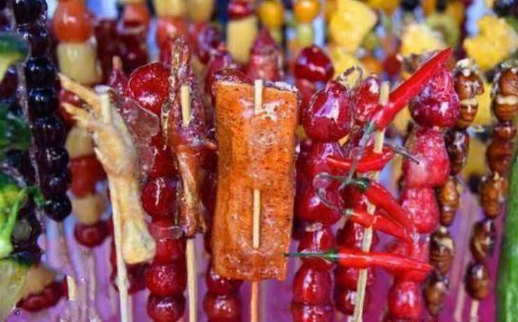 輸送帶廠家：新花樣！東北攤主把雞爪豬蹄做成糖葫蘆