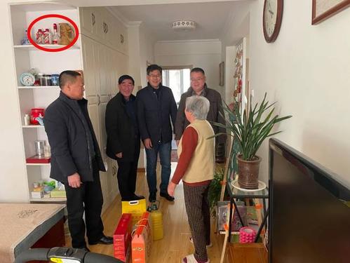 輸送帶廠家：官方調(diào)查困難戶家中擺放高檔酒是怎么回事？