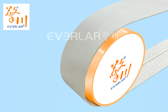 白色食品級PU輸送帶加導(dǎo)條耐磨耐油日化行業(yè)輸送機(jī)械皮帶加工定制