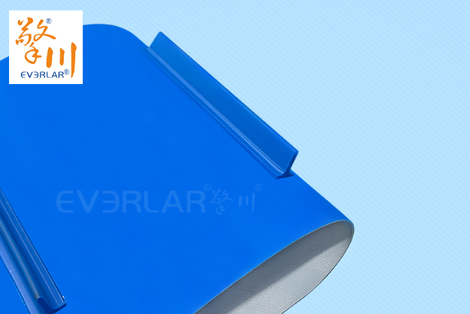 藍(lán)色PVC輸送帶加擋板導(dǎo)條耐磨防跑偏防掉落自動化生產(chǎn)線物料傳送工業(yè)皮帶