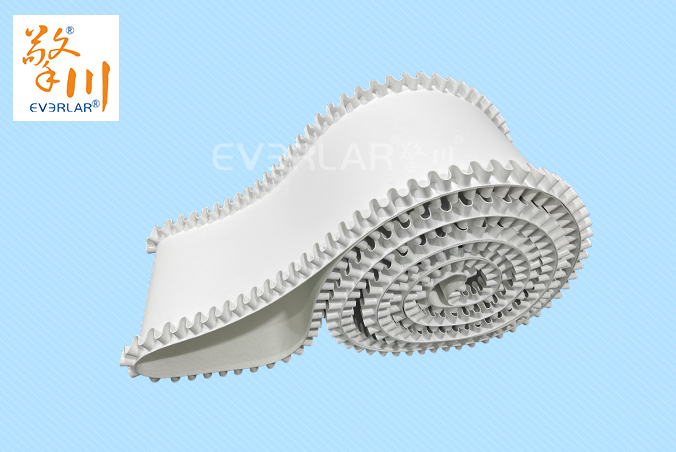 白色PU輸送帶加裙邊耐磨耐磨食品級(jí)行業(yè)傳送帶聚氨酯皮帶定制