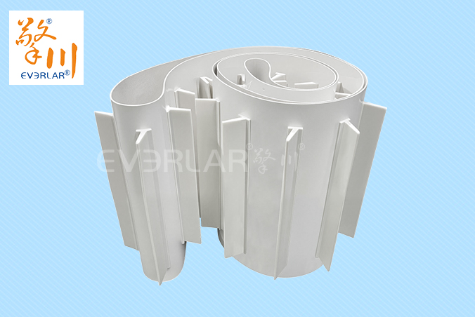 食品級(jí)白色PU輸送帶加擋板防滑落耐磨食品包裝分揀線傳送帶定制