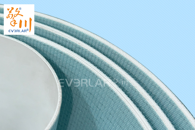 食品級(jí)藍(lán)色PU輸送帶加導(dǎo)條防滑易清潔食品醫(yī)藥輸送機(jī)傳輸帶定制