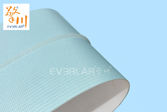 食品級(jí)藍(lán)色PU輸送帶加導(dǎo)條防滑易清潔食品醫(yī)藥輸送機(jī)傳輸帶定制