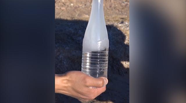 西藏官兵打開礦泉水瞬間結(jié)冰 西藏官兵打開礦泉水瞬間結(jié)冰