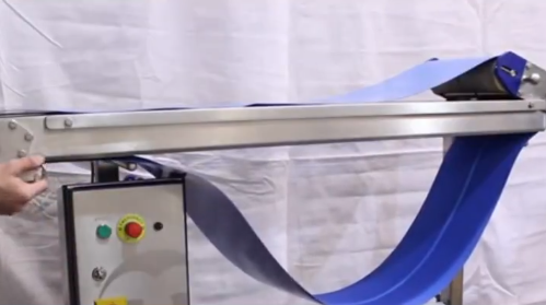 1763516957107607.jpg 藍(lán)色PU輸送帶加導(dǎo)條裝機(jī)調(diào)試.jpg